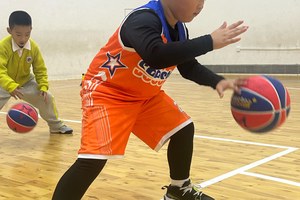篮球训练动作搞笑视频